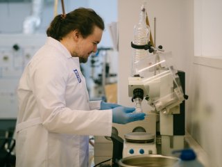 Работа в лаборатории органического синтеза Томского государственного университета, где ведется разработка отечественных антипиренов. Фото: химический факультет ТГУ / предоставлено пресс-службой ТГУ