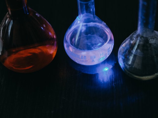 Растворы исследуемых образцов. Фото Анастасии Тамаровской / ФИЦ КНЦ СО РАН