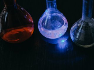 Растворы исследуемых образцов. Фото Анастасии Тамаровской / ФИЦ КНЦ СО РАН