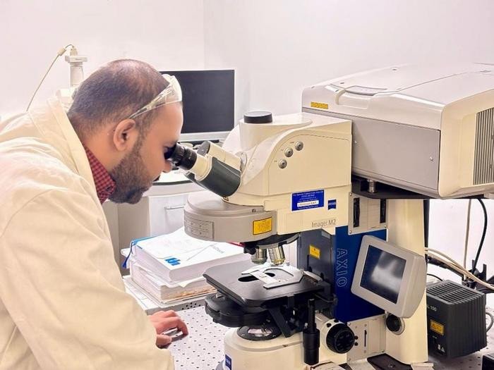 Али Хайдер, аспирант Университета Хиросимы и WPI-SKCM2, изучает структуру кожи с помощью конфокальной микроскопии, чтобы исследовать организацию коллагена и ремоделирование внеклеточного матрикса. Фото: Ali Haider / Hiroshima University