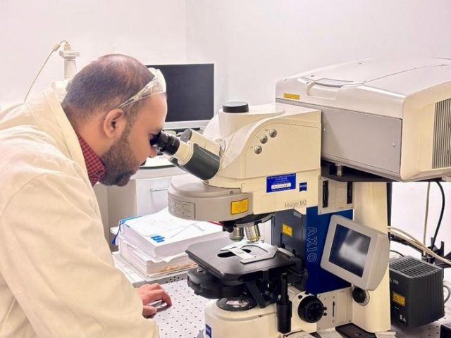 Али Хайдер, аспирант Университета Хиросимы и WPI-SKCM2, изучает структуру кожи с помощью конфокальной микроскопии, чтобы исследовать организацию коллагена и ремоделирование внеклеточного матрикса. Фото: Ali Haider / Hiroshima University