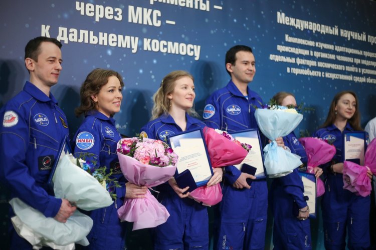 Участники изоляционного эксперимента SIRIUS-23 после завершения годовой работы.Фото: Александр Бурмистров / «Научная Россия»