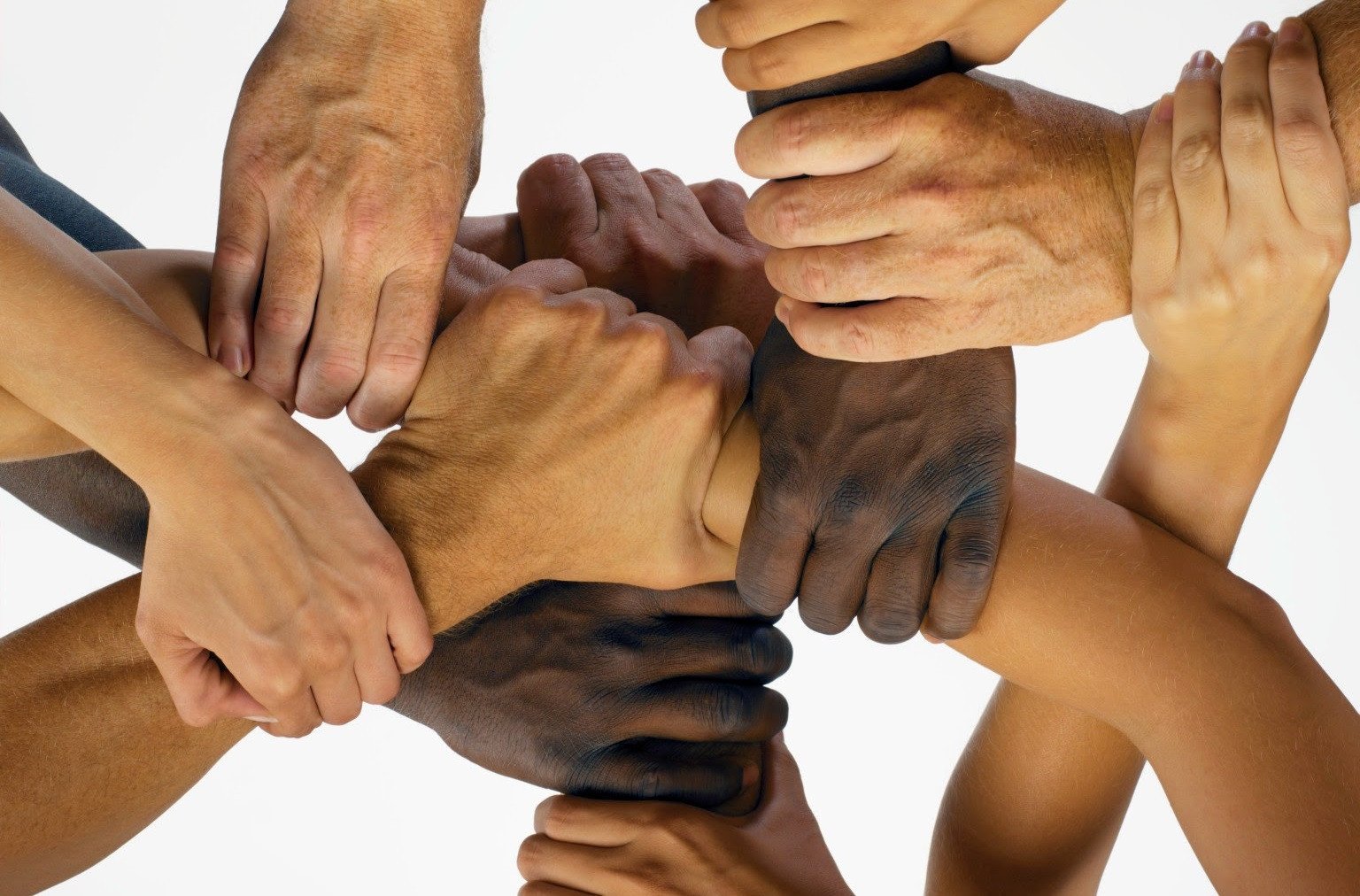 Расы людей равны. Единство людей. Равенство между людьми. Много рук. Руки людей разных рас.