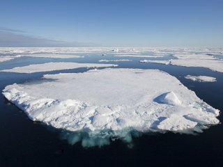 Арктический морской лед продолжает таять