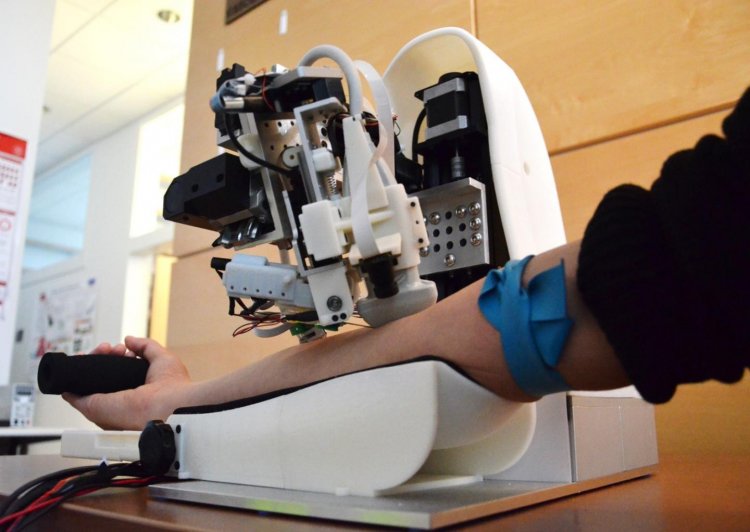 Новый робот-«медик» берет кровь из вены лучше человека