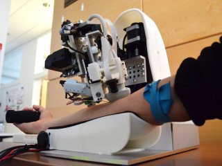 Новый робот-«медик» берет кровь из вены лучше человека