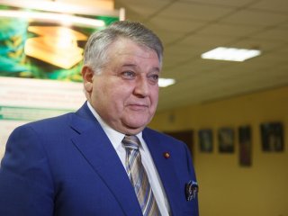 Александр Сергеев поздравляет Михаила Ковальчука