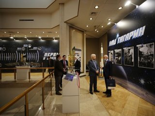 Дмитрий Рогозин посетил выставку космических экспонатов в РАН…
