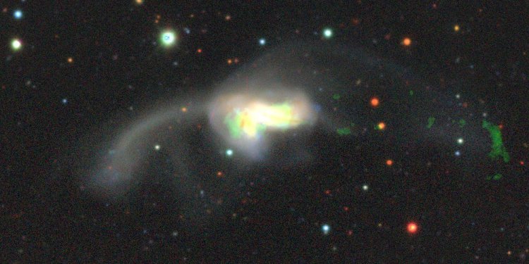 Оптическое изображение взаимодействующей системы галактик NGC 5514 из обзора DESI. Зеленым цветом показано распределение излучения в линии ионизованного кислорода согласно наблюдениям прибором SCORPIO-2. Подсвеченный активным ядром газ виден далеко за пределами дисков галактик, внутри приливного рукава. Источник: Алексей Моисеев