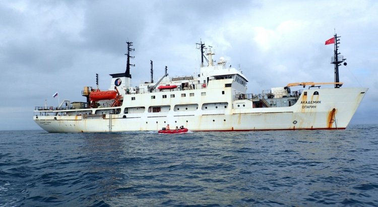 Научно-исследовательское судно «Академик Опарин»