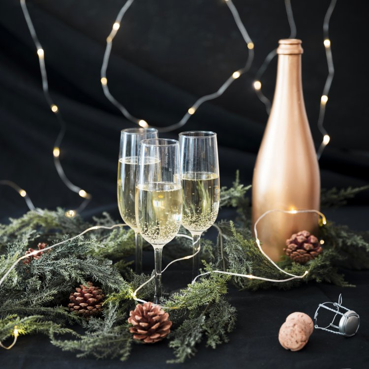 Шампанское — напиток с древней историей, ставший непременным атрибутом новогоднего торжества.Фото: freepik / фотобанк Freepik