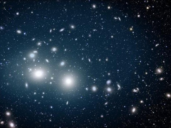 На снимке, полученном спутником Евклид, изображено скопление галактик Персей, залитое нежным голубым светом, исходящим от одиночных звезд. Фото: ESA/Euclid/Euclid Consortium/NASA, image processing by M. Montes (IAC) and J.-C. Cuillandre (CEA Paris-Saclay)
