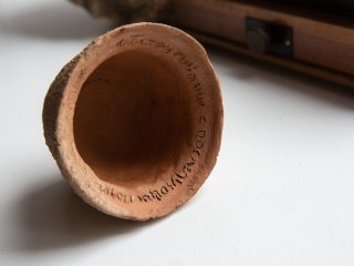 Эталонный образец керамики с обмазыванием слоем белой глины. Фото: Ольга Мерзлякова / «Научная Россия»