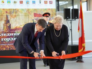Выставка детских рисунков о войне и Победе открылась во Дворце пионеров. Фото: Никита Ланской / Научная Россия