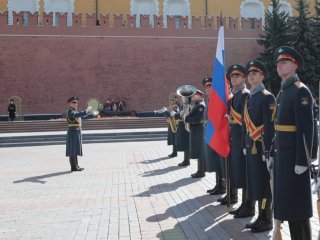Памятная церемония у Вечного огня. Фото: Ольга Мерзлякова / «Научная Россия»
