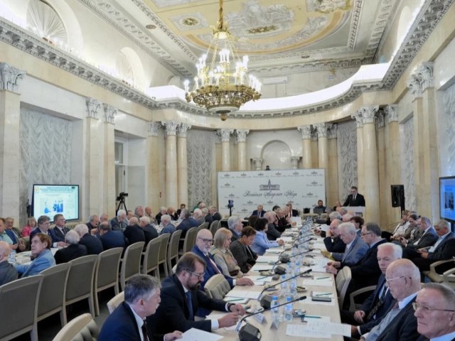 Президиум РАН заслушал доклады лауреатов Государственных премий в области науки и технологий 2025 г. Источник фото: Российская академия наук