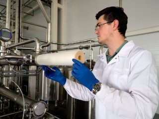 Установка спиральных мембранных элементов в пилотную установку фильтрации. Фото: Олег Вечер / предоставлено пресс-службой СКФУ