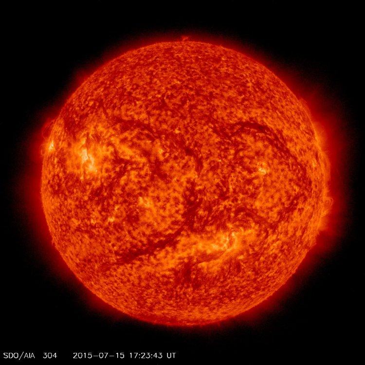 Фото 1. Изображение Солнца 15 июля 2015 года на длине волны 304 ангстрема, полученное миссией NASA Solar Dynamics Observations. Источник: NASA / SDO