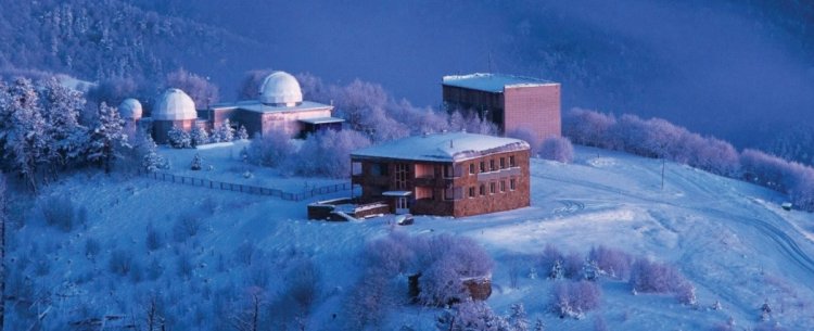 Гостиница астрономов-наблюдателей «Андромеда» на горе в окружении телескопов