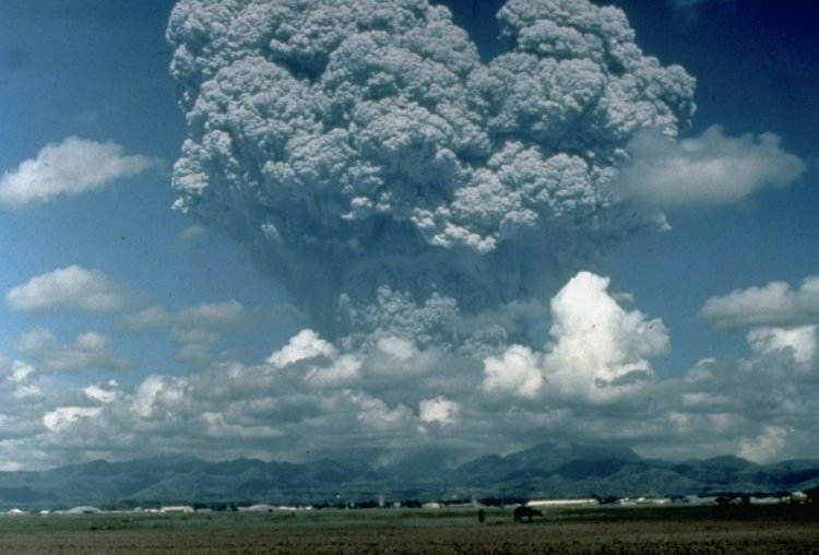 Рис. 2. Извержение вулкана Пинатубо на Филиппинах в 1991 году