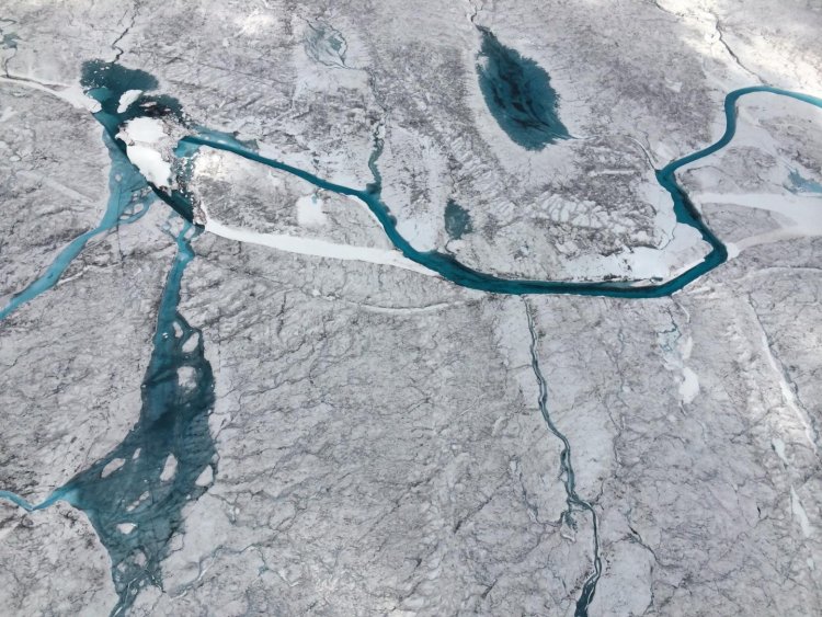 Исследователи обнаружили более 50 озер под ледяным покровом Гренландии