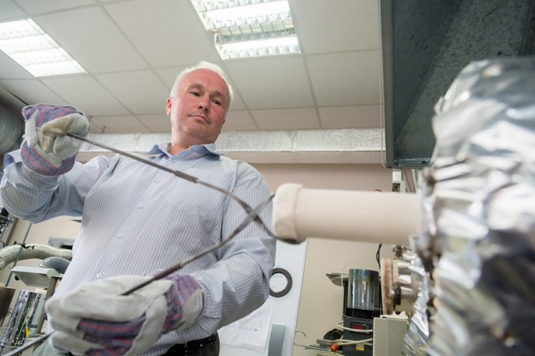 Сергей Труханов в процессе обжига металлокерамического композита. Фото: Олег Игошин