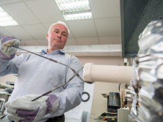 Сергей Труханов в процессе обжига металлокерамического композита. Фото: Олег Игошин