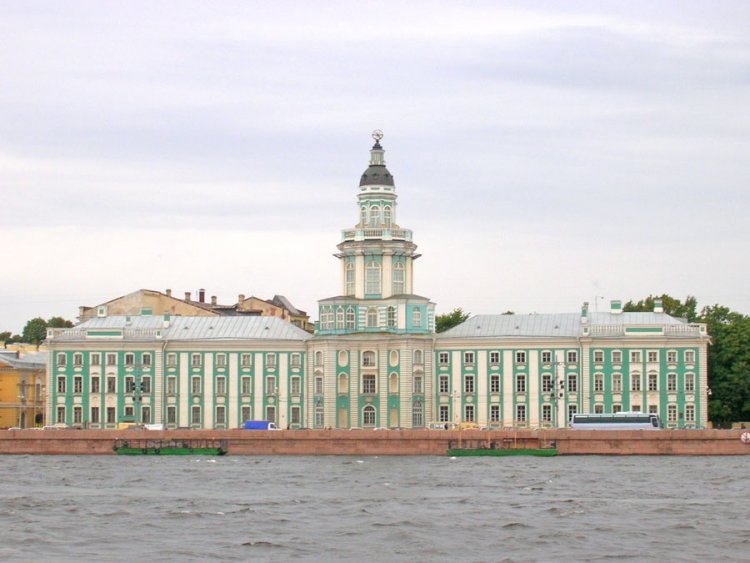 В 1728 году в Санкт-Петербурге открыли Кунсткамеру