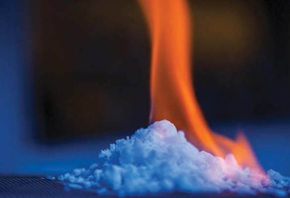 Газовые гидраты — это кристаллические соединения, образующиеся при низких температурах и высоком давлении в океанических глубинах из воды и газа. Если взять гидрат метана в руки, он напомнит снежок — спрессованный снег или лед. Но если его поджечь, этот «снежок» будет гореть, словно газовая горелка