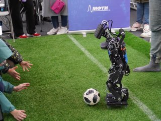 Робот-футболист 
