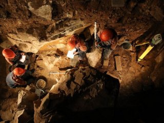 Раскопки в южной галерее Денисовой пещеры