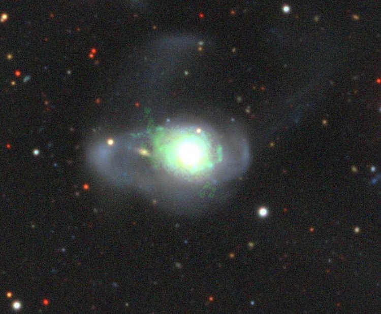 Оптическое изображение галактики NGC 7679 из обзора DESI. Зеленым цветом отмечено распределение излучения в линии ионизованного кислорода согласно наблюдениям прибором MaNGaL. Здесь активное ядро подсвечивает облака газа внутри галактики. Источник: Алексей Моисеев