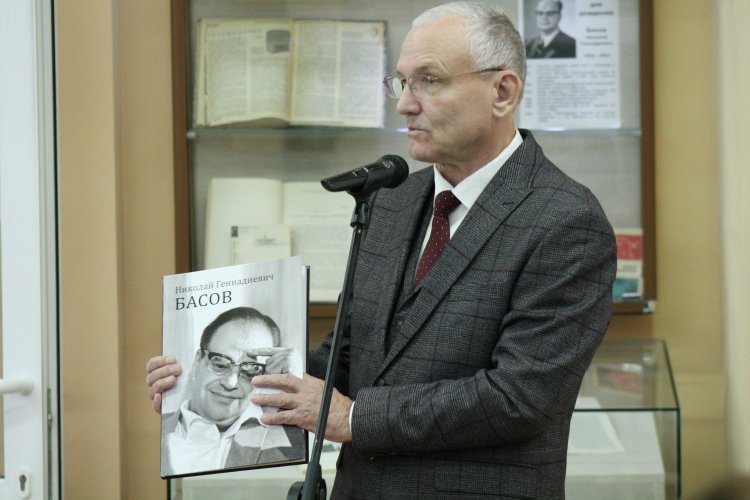 Валерий Азязов