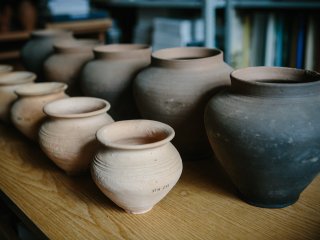 Сосуды, сделанные профессиональным гончаром во второй половине XX в.
Фото: Ольга Мерзлякова / «Научная Россия»