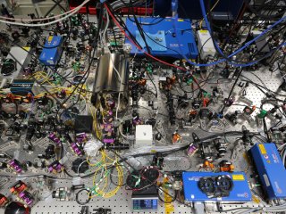 Ученые физического факультета МГУ показали свои разработки в преддверии фестиваля NAUKA 0+. Фото: Ольга Мерзлякова / «Научная Россия»