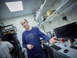 На фотонах и нейтральных атомах: журналистам показали квантовые вычислители МГУ. Фото: Елена Либрик / «Научная Россия»