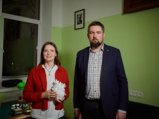 Корреспондент портала «Научная Россия» Янина Хужина и биолог Денис Абрамочкин. Фото: Елена Либрик / «Научная Россия»