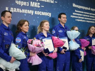 Участники изоляционного эксперимента SIRIUS-23 после завершения годовой работы. Фото: Александр Бурмистров / «Научная Россия»
