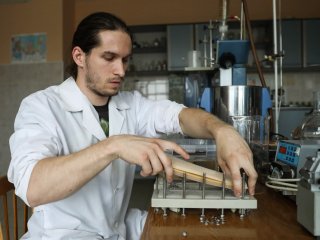 Научный сотрудник Центра биотехнологического инжиниринга СКФУ кандидат технических наук Виталий Александрович Кравцов за работой. Фото: Илья Хачатурян / пресс-служба СКФУ
