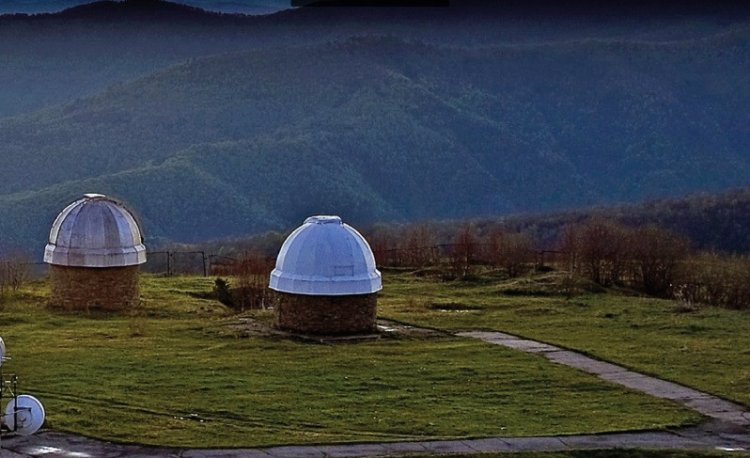 Группа малых телескопов на верхней площадке Специальной астрофизической обсерватории