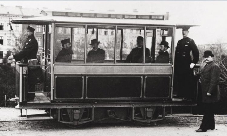 16 мая 1881 года. Запущена первая в мире линия электрического трамвая