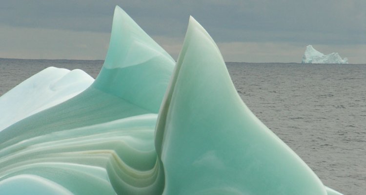 Гляциологи выяснили, почему некоторые айсберги «окрашены» в зеленый цвет