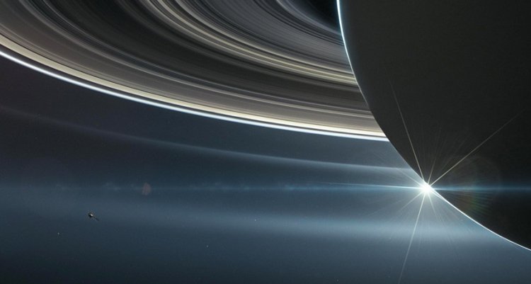 Цвет некоторых лун Сатурна зависит от его колец