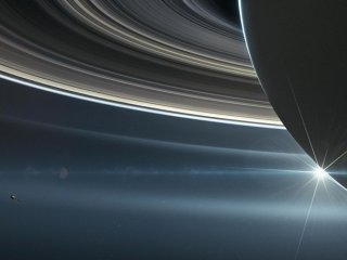 Цвет некоторых лун Сатурна зависит от его колец