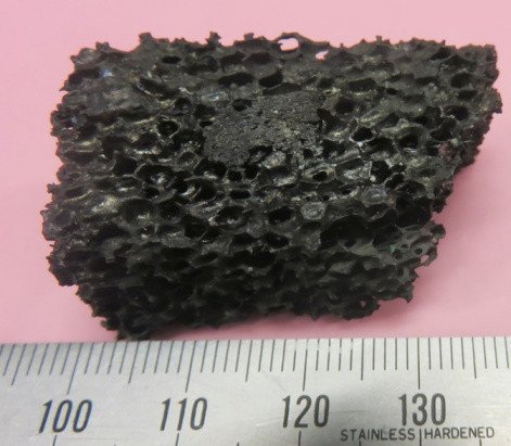 Полностью прореагировавшая сверхпроводящая пена. Фото: © Koblischka, M.R.; Naik, S.P.K.; Koblischka-Veneva, A.; Murakami, M.; Gokhfeld, D.; Reddy, E.S.; Schmitz, G.J. Superconducting YBCO Foams as Trapped Field Magnets. Materials 2019, 12, 853.