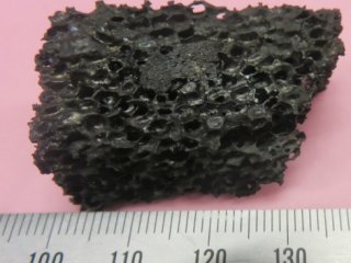 Полностью прореагировавшая сверхпроводящая пена. Фото: © Koblischka, M.R.; Naik, S.P.K.; Koblischka-Veneva, A.; Murakami, M.; Gokhfeld, D.; Reddy, E.S.; Schmitz, G.J. Superconducting YBCO Foams as Trapped Field Magnets. Materials 2019, 12, 853.