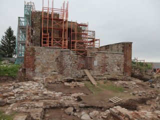 Раскопки на руинах церкви Благовещения на Рюриковом городище в В.Новгороде