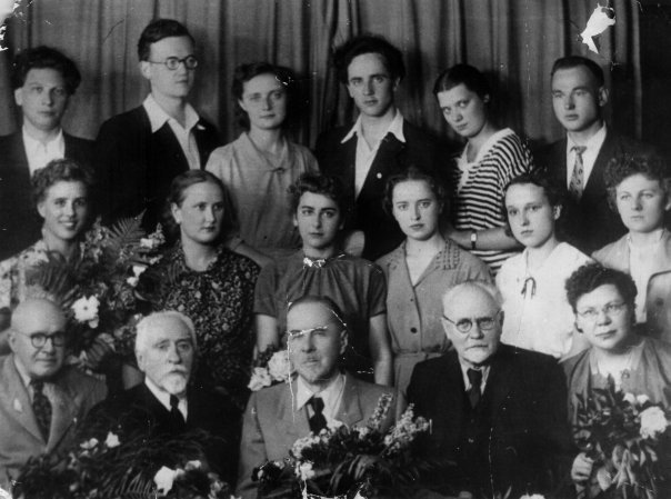 М.Л. Гаспаров (второй слева в верхнем ряду)  – студент кафедры классической филологии МГУ (1957 г.)