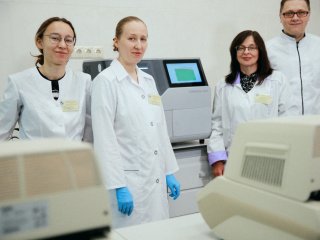 М.И. Селионова вместе с сотрудниками лаборатории. Фото: Николай Малахин / «Научная Россия»