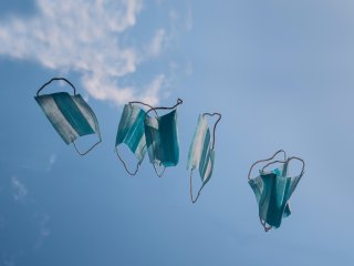 Маски. Автор фото: aboodi vesakaran / Unsplash